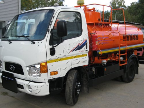 Бензовоз на шасси HYUNDAI HD-78 с цистерной на 1/2 секции